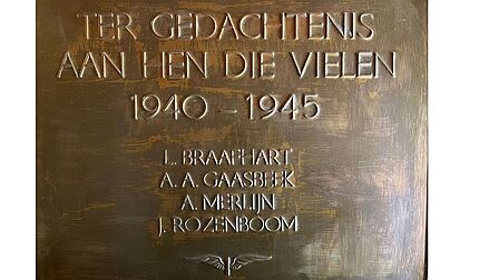 Gedenkplaat met de tekst 'Ter gedachtenis aan hen die vielen 1940-1945. L. Braafhart, A. A. Gaasbeek, A. Merlijn, J. Rozenboom.