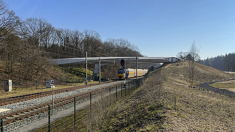 Langzaamverkeersbrug over het spoor bij station Ede-Wageningen