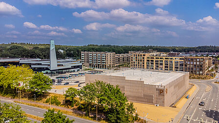 Luchtfoto van de P+R garage bij Station Ede-Wageningen